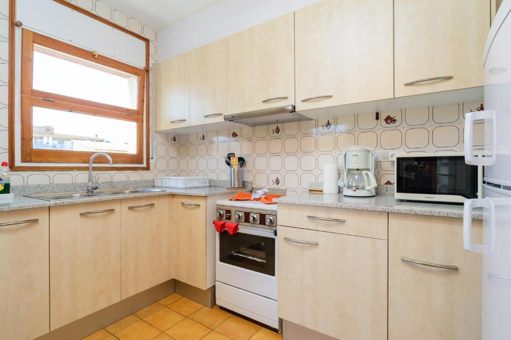 Kuchyňa alebo kuchynka v ubytovaní Costabravaforrent Masferrer
