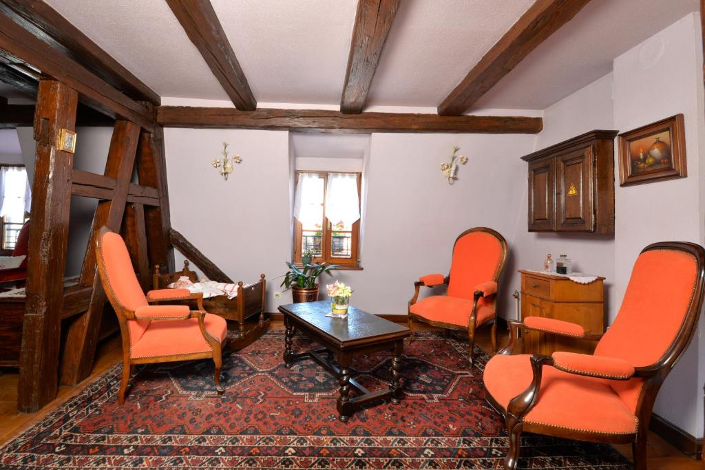 Posezení v ubytování Hotel Restaurant Dontenville