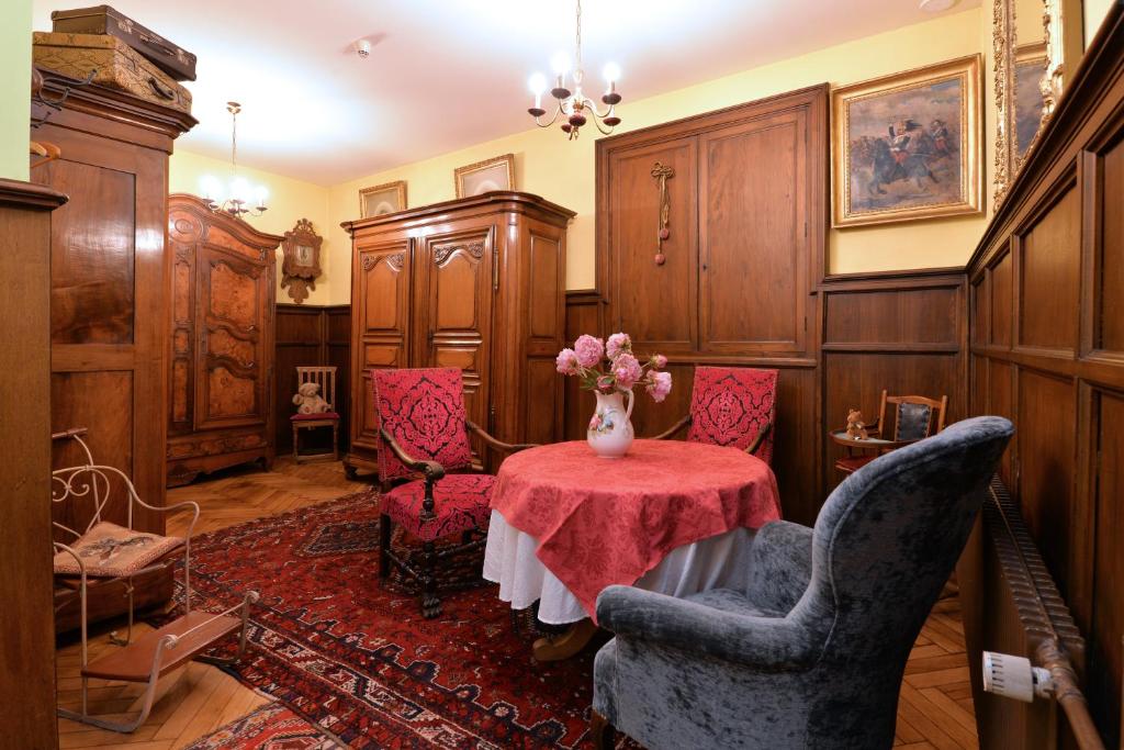 Posezení v ubytování Hotel Restaurant Dontenville