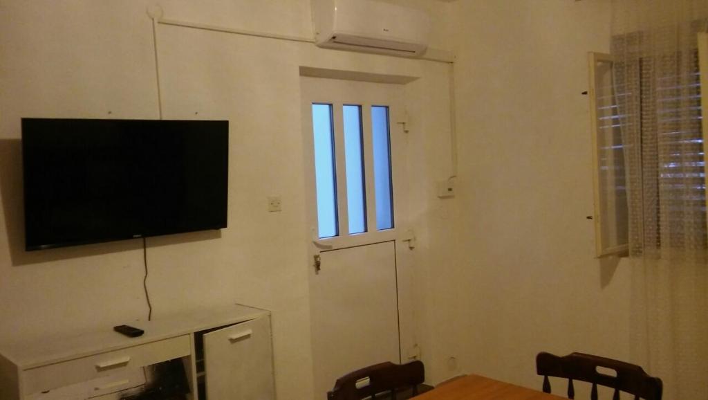 TV a/nebo společenská místnost v ubytování Apartments Mesec