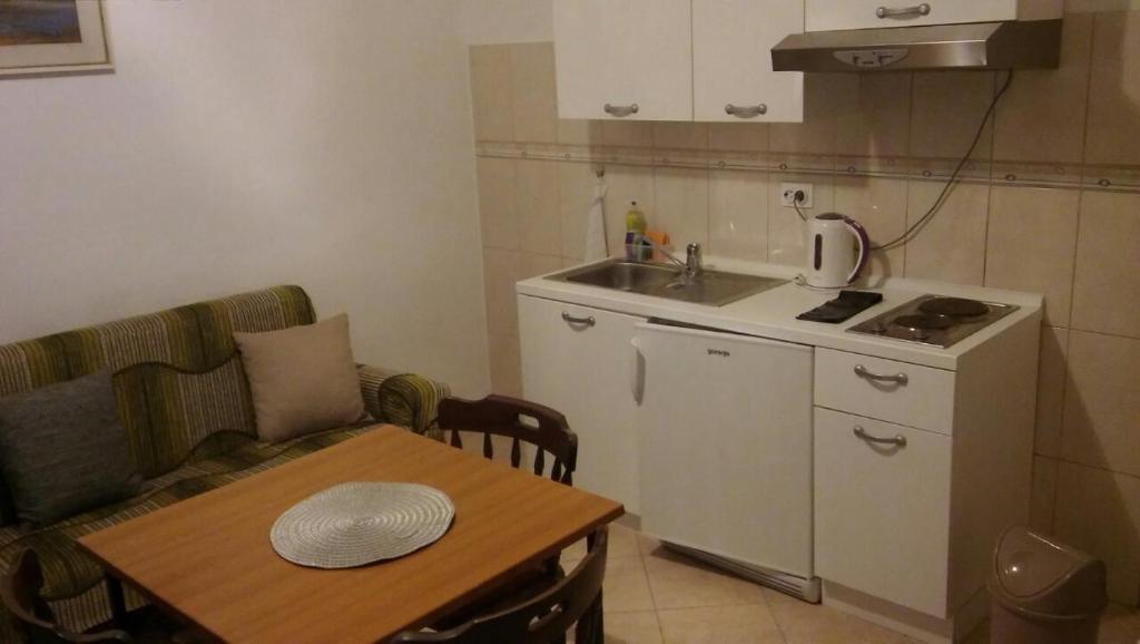 Kuchyň nebo kuchyňský kout v ubytování Apartments Mesec