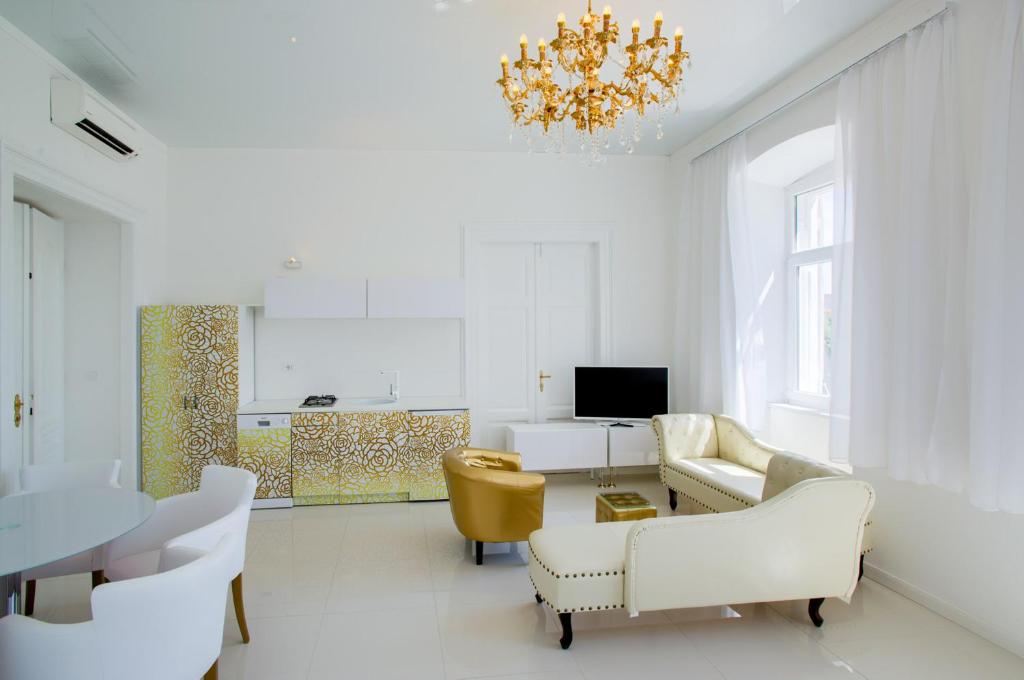 Collins Apartments Center - Studio Apartment