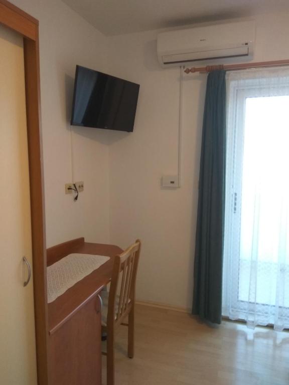 TV a/nebo společenská místnost v ubytování Apartments Mesec