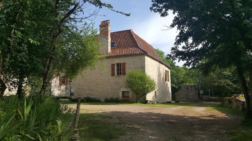 an old building with a chimney on top of it at Gite de Souilhol in Issendolus