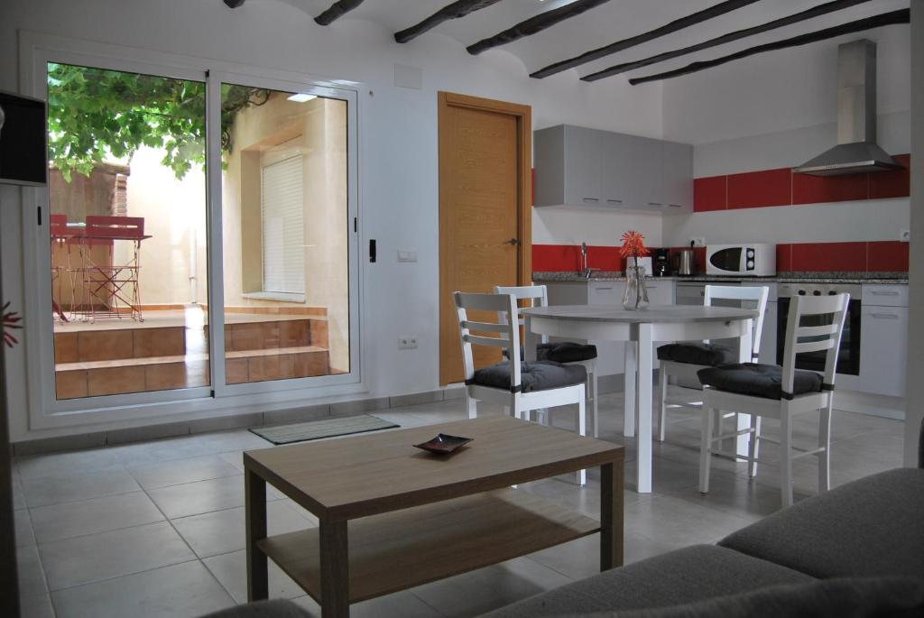 una cucina e un soggiorno con tavolo e sedie di Apartamento Tramuntana a El Perelló