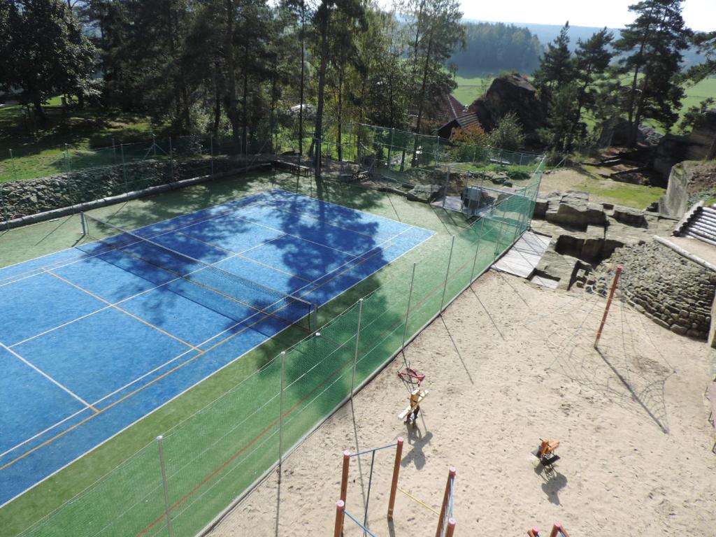 Tenis a/nebo squash v ubytování Ubytovací hostinec Na Skalách nebo okolí