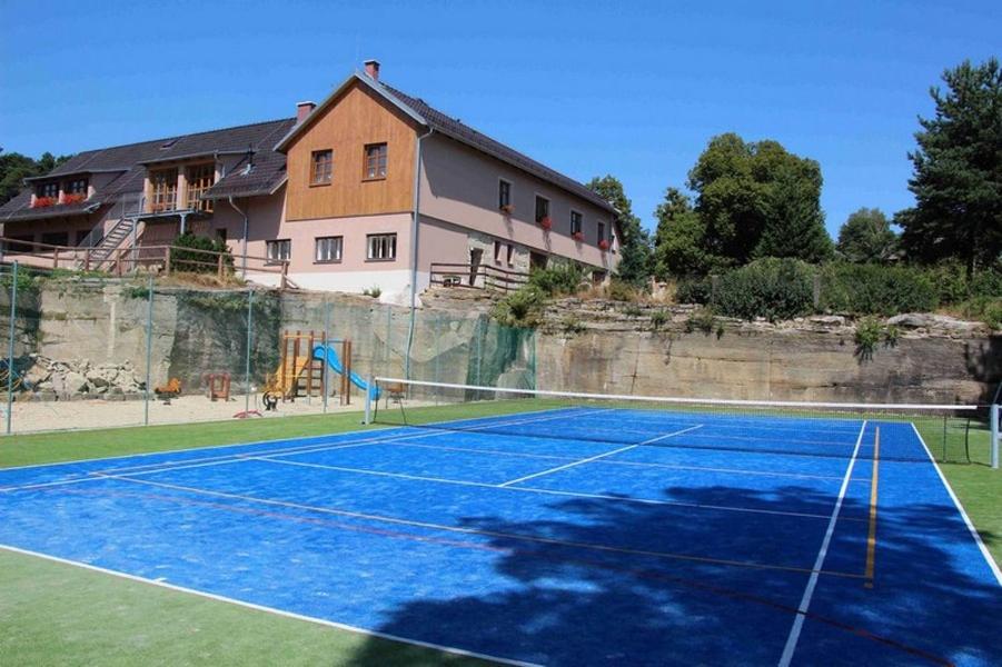 Tenis a/nebo squash v ubytování Ubytovací hostinec Na Skalách nebo okolí