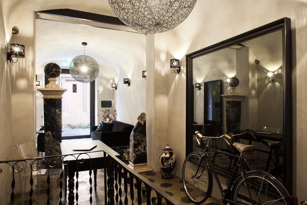 einen Flur mit Spiegel und Fahrrad in einem Zimmer in der Unterkunft Casa de' Coronari Suites in Rom