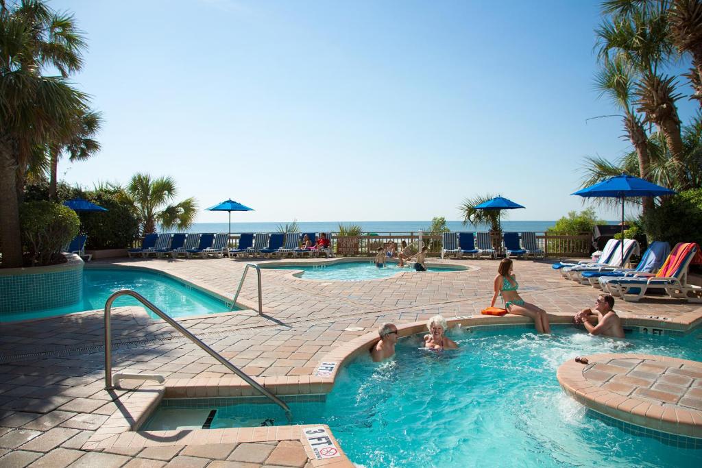 Bazén v ubytování Coral Beach Resort nebo v jeho okolí