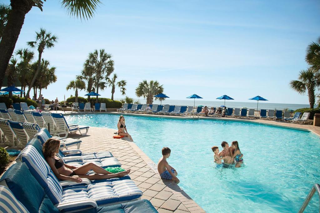 Bazén v ubytování Coral Beach Resort nebo v jeho okolí