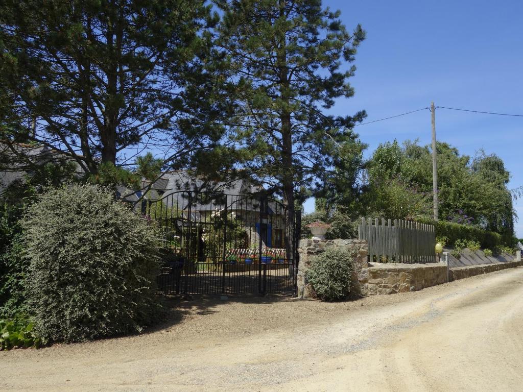 a wrought iron fence in front of a house at Maison de la Ferme in Lézardrieux