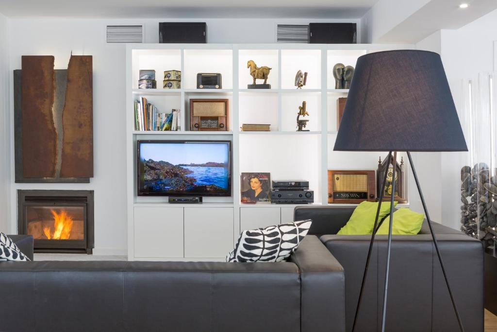 sala de estar con sofá y TV en Hotel Alcatruz, en Aljezur