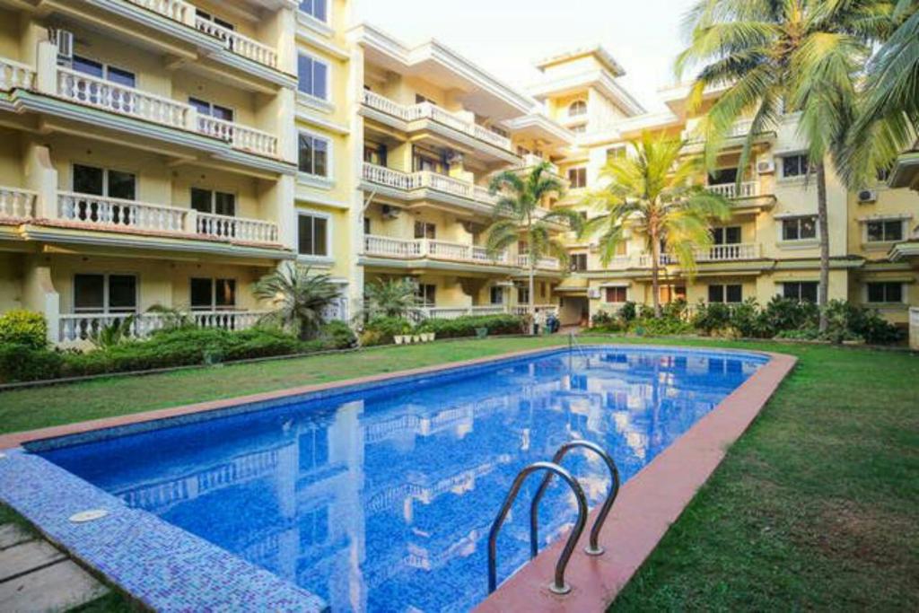 a swimming pool in front of a large building at Seacost Retret varca in Varca