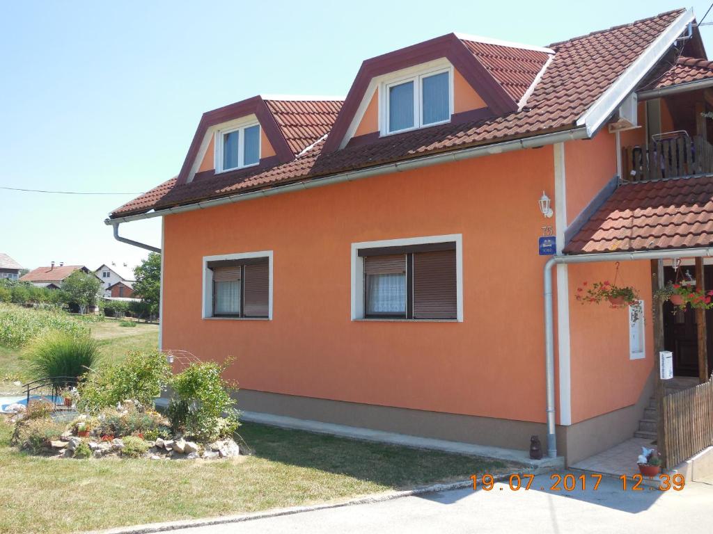 ein Haus mit einer Orange in der Unterkunft Sobe Žalac in Karlovac