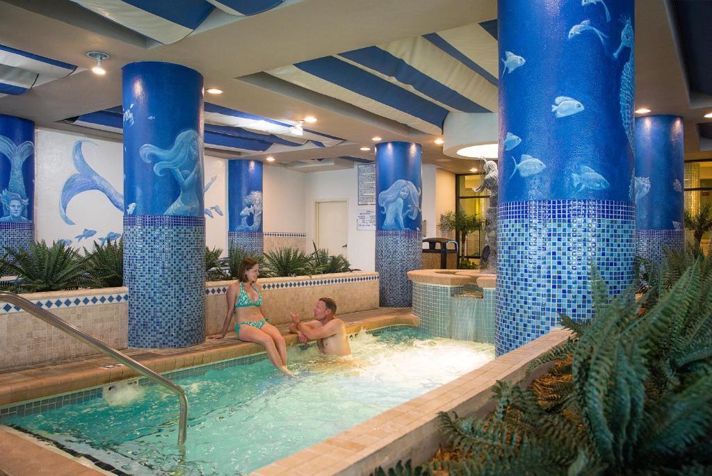 Bazén v ubytování Coral Beach Resort nebo v jeho okolí