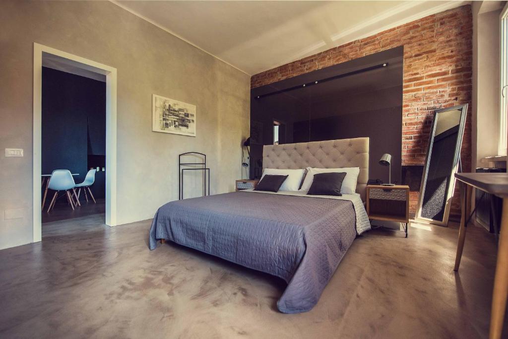 A bed or beds in a room at Urban Suite