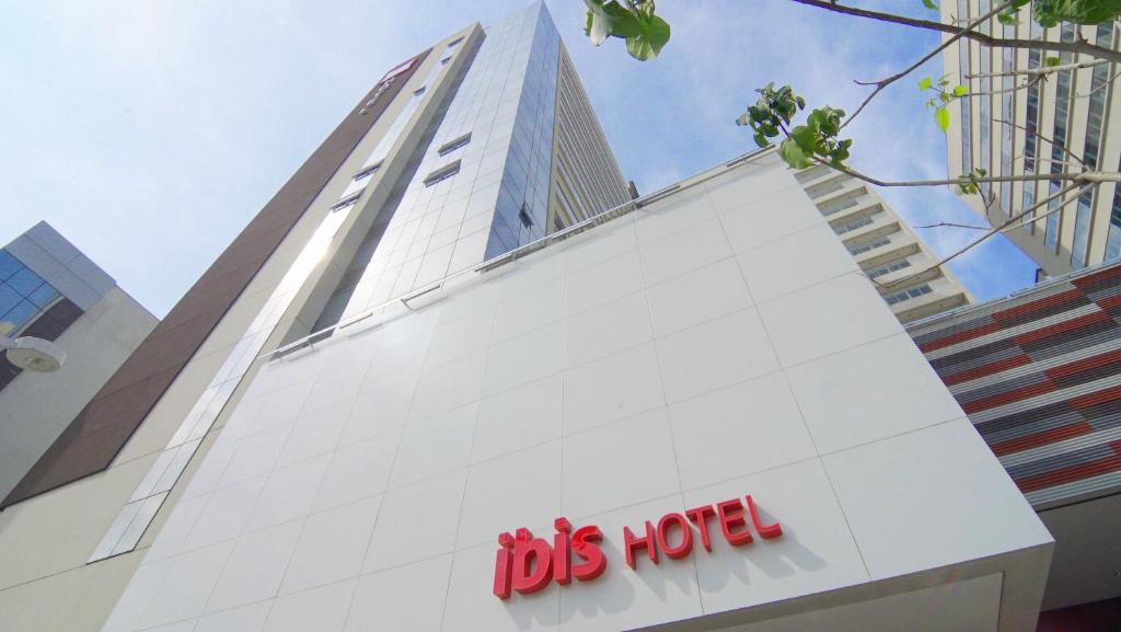 um sinal na lateral de um edifício em ibis Osasco em Osasco