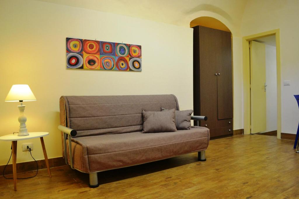 un divano in soggiorno con un dipinto sul muro di Culla del Barocco a Ragusa