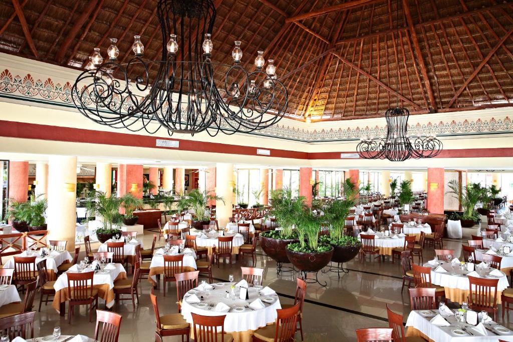 Restaurace v ubytování Bahia Principe Grand Coba - All Inclusive