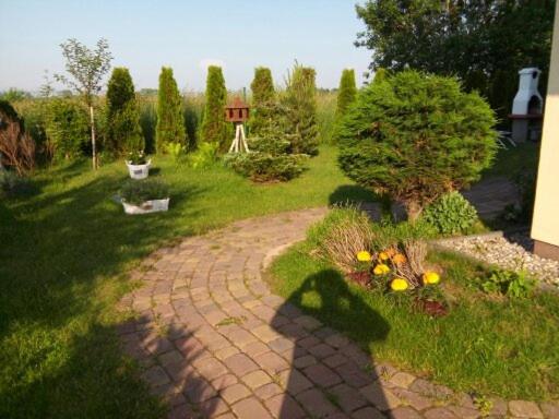 Zahrada ubytování Domki Kapitańskie z prywatnym polem do gry w Mini Golf