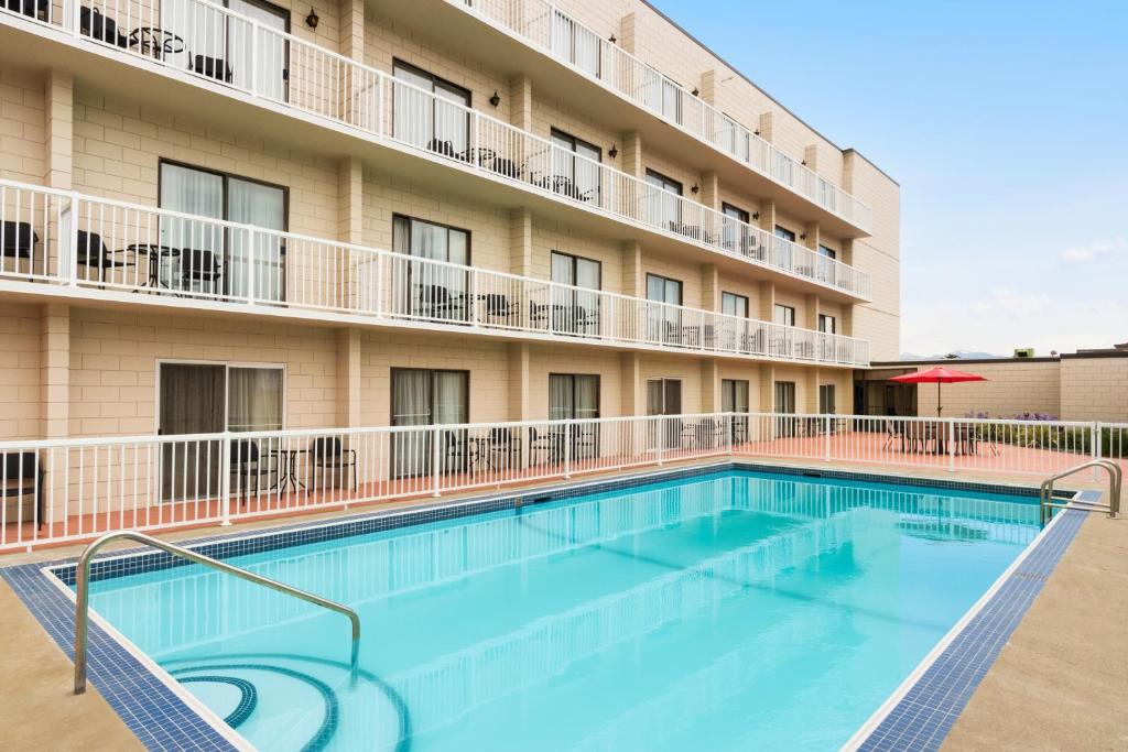 A piscina em ou perto de Days Inn by Wyndham Cranbrook Conference Centre