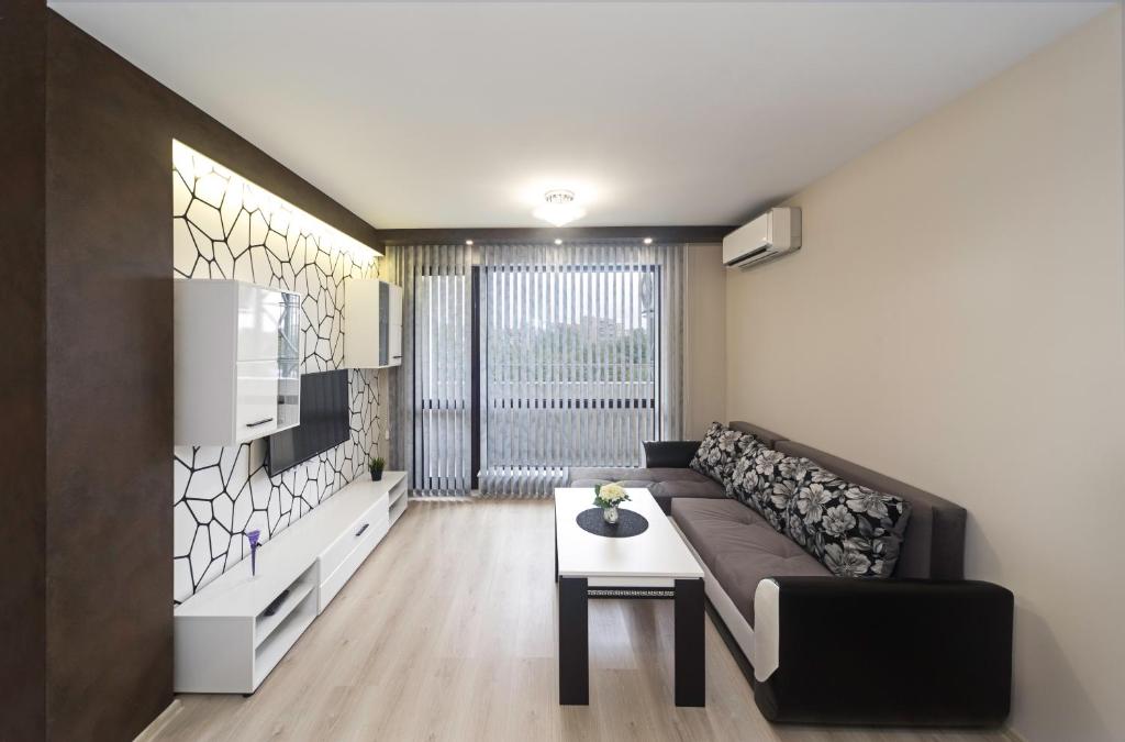 プロブディフにあるLux Apartment Plovdivのリビングルーム(ソファ、テーブル付)