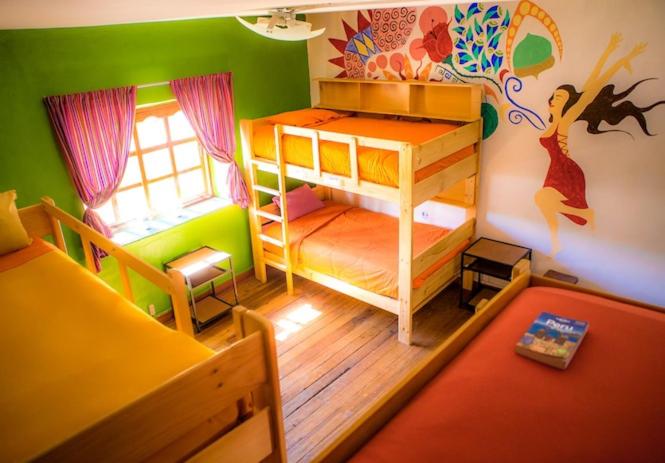 מיטה או מיטות בחדר ב-Dragonfly Hostels Cusco