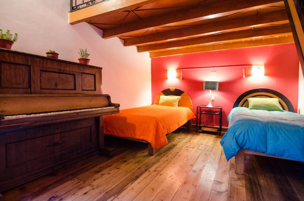 מיטה או מיטות בחדר ב-Dragonfly Hostels Cusco