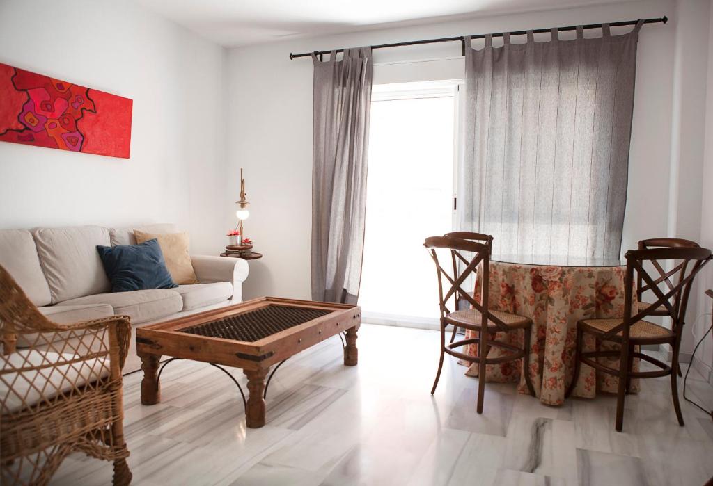a living room with a couch and a coffee table at Apartamento Buhaira in Seville