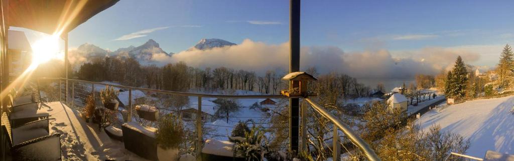 Zimmer mit Blick auf einen schneebedeckten Berg in der Unterkunft Wolfgangsee Appartment in St. Wolfgang