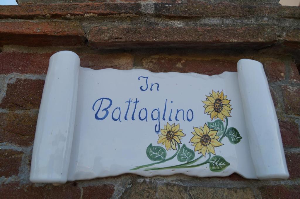 Ein Schild, das in Baltimore auf einer Ziegelmauer steht. in der Unterkunft In Battaglino in Cascina
