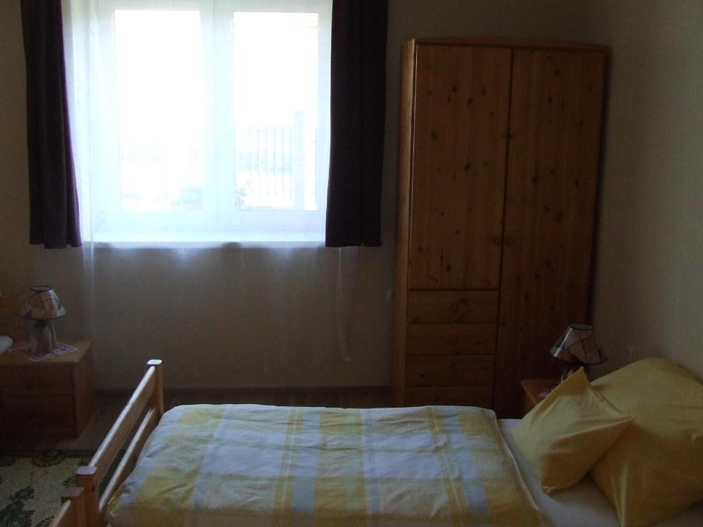 Кровать или кровати в номере Meggyes Vendégház