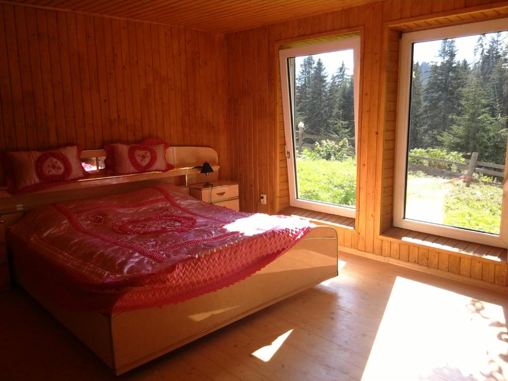Postel nebo postele na pokoji v ubytování Eco Resort Nad Karpatamy
