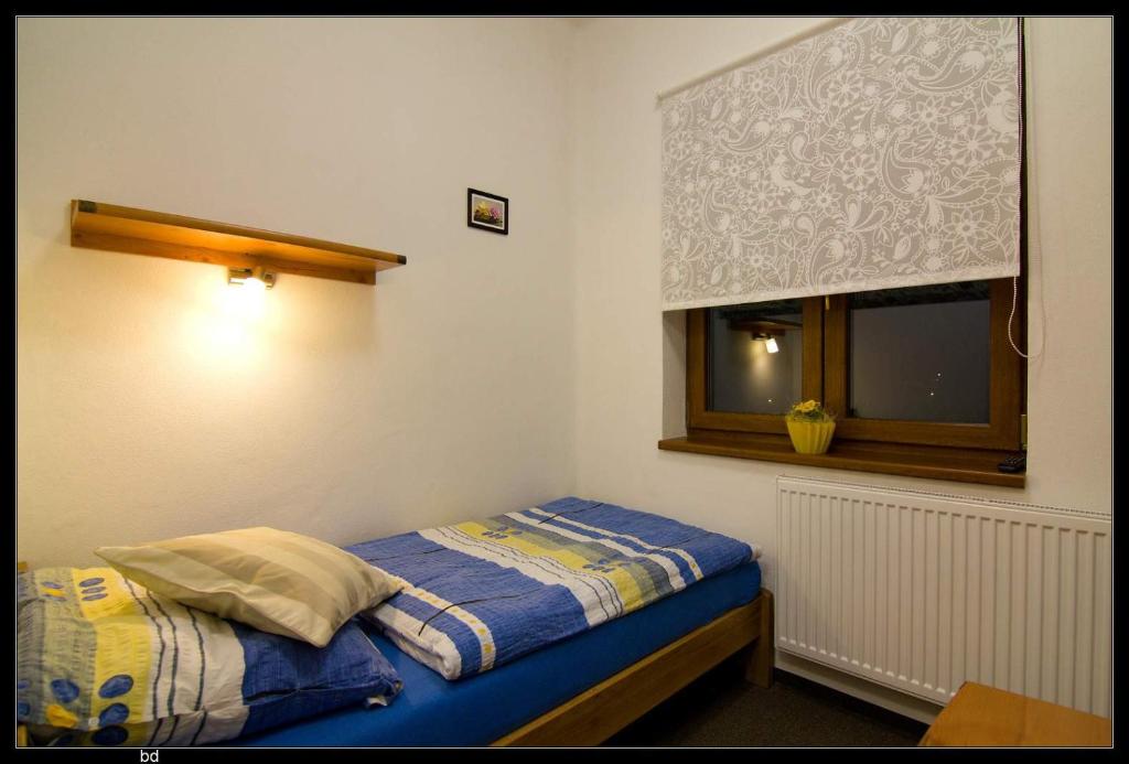 Postel nebo postele na pokoji v ubytování Ubytovací hostinec Na Skalách