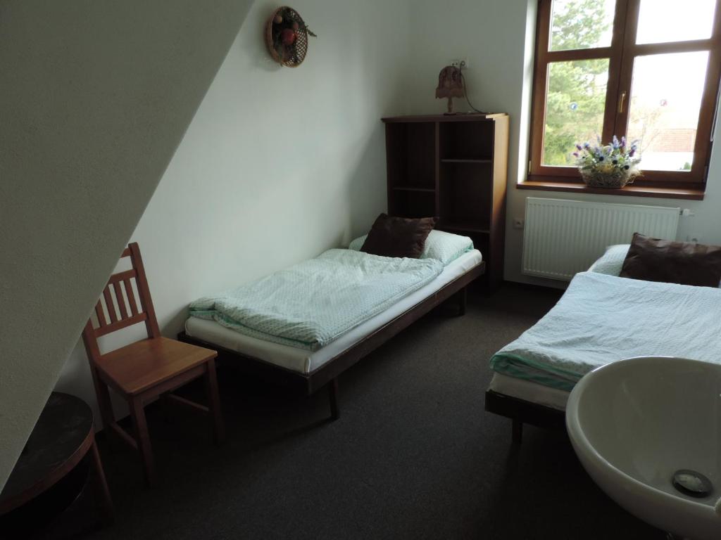 Postel nebo postele na pokoji v ubytování Ubytovací hostinec Na Skalách