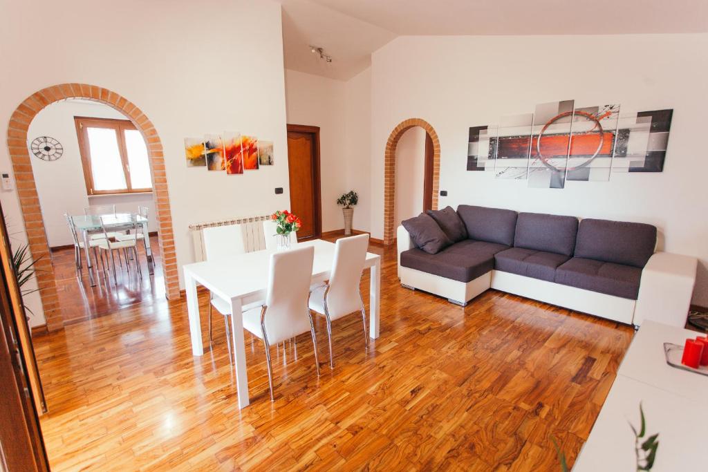 ein Wohnzimmer mit einem Sofa und einem Tisch in der Unterkunft Domus Leonardo-Private Free Parking in Fiumicino