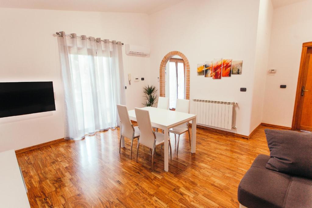 Telewizja i/lub zestaw kina domowego w obiekcie Domus Leonardo-Private Free Parking