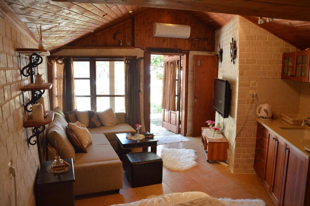 Posezení v ubytování Czarina Cabin הבקתה הקיסרית והדירה הקיסרית czarina apartment