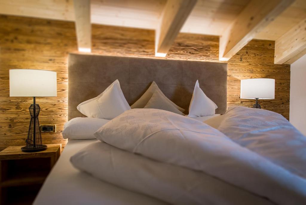 Postel nebo postele na pokoji v ubytování Hotel Fanes