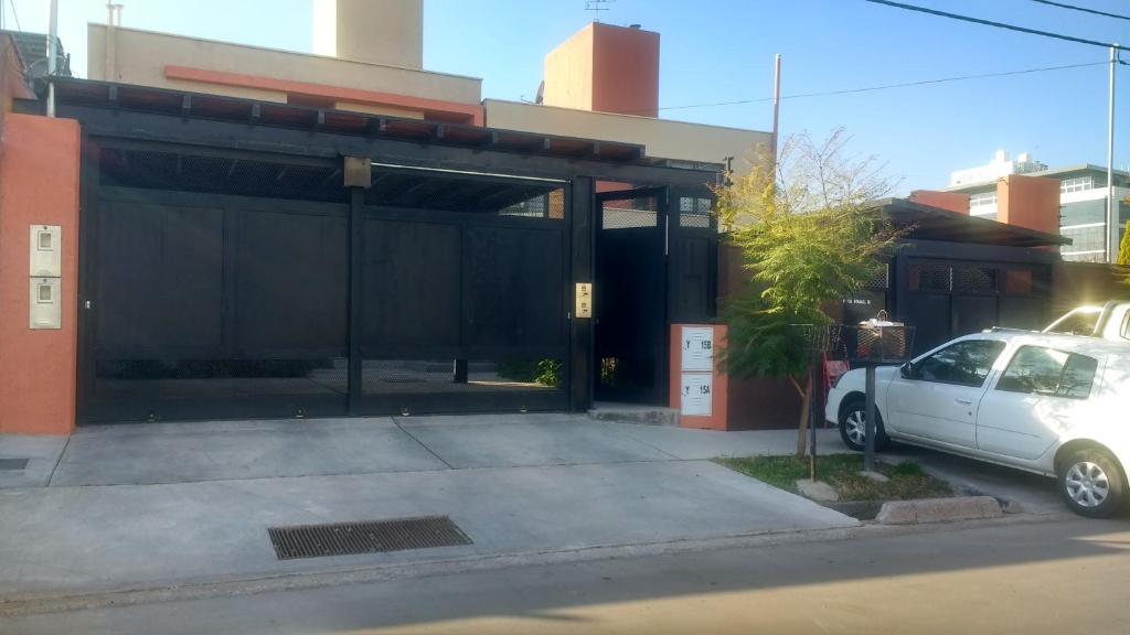 un coche blanco estacionado frente a un edificio en Alquiler Maipú Mendoza en Maipú