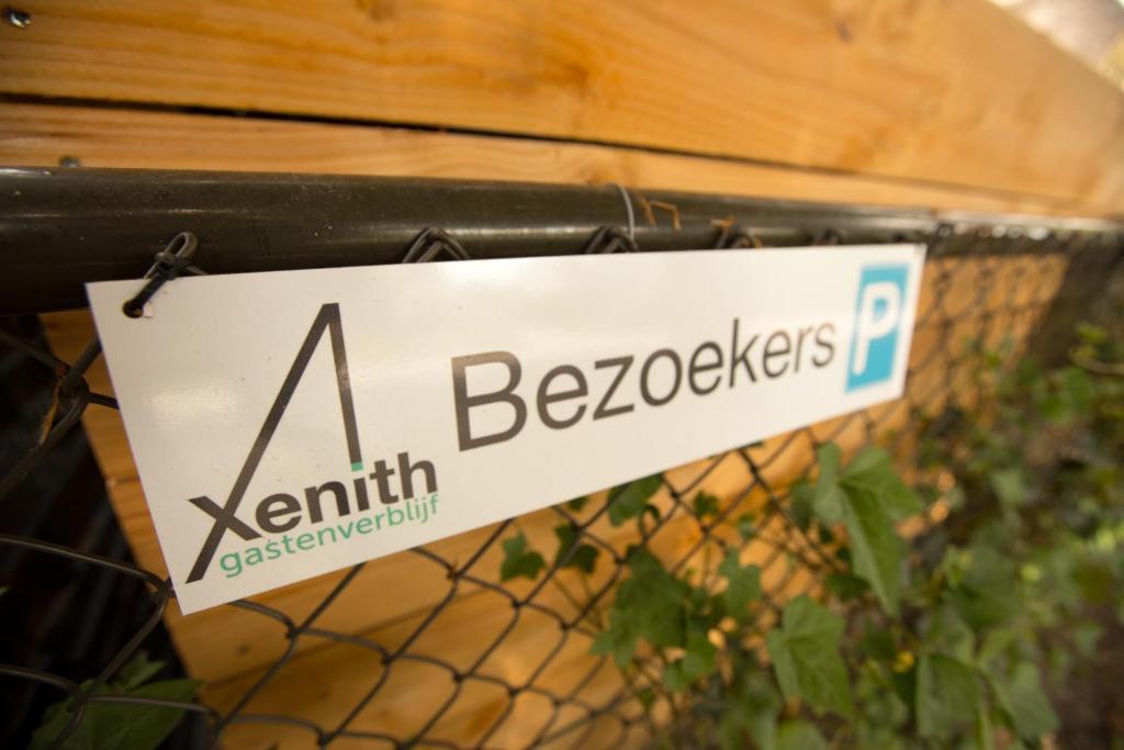 a sign that says a beazhews at Xenith Gastenverblijf in Apeldoorn