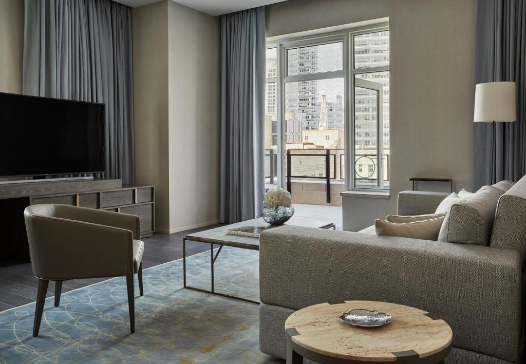 Uma TV ou centro de entretenimento em Four Seasons Hotel New York Downtown