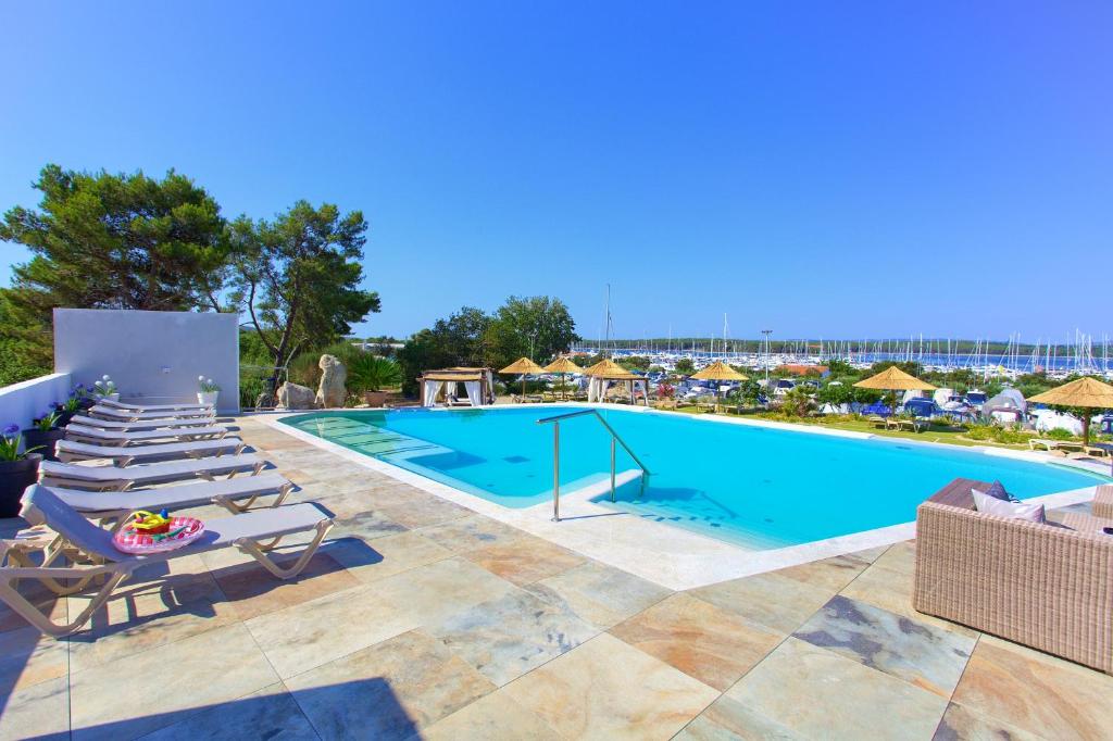 Bazén v ubytování Hotel Kanajt nebo v jeho okolí