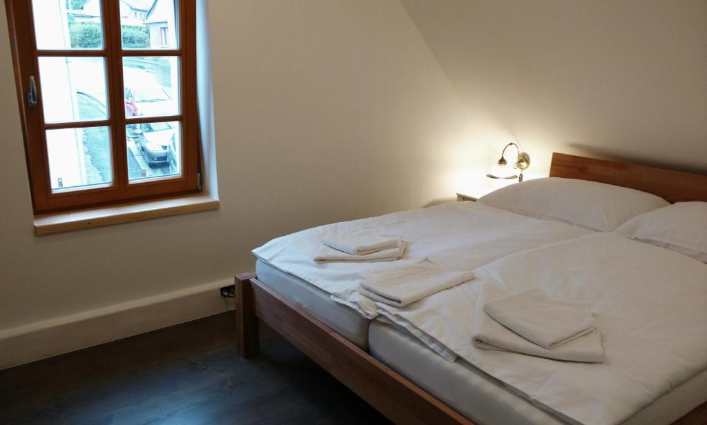 Rúm í herbergi á Apartmány Malý mnich
