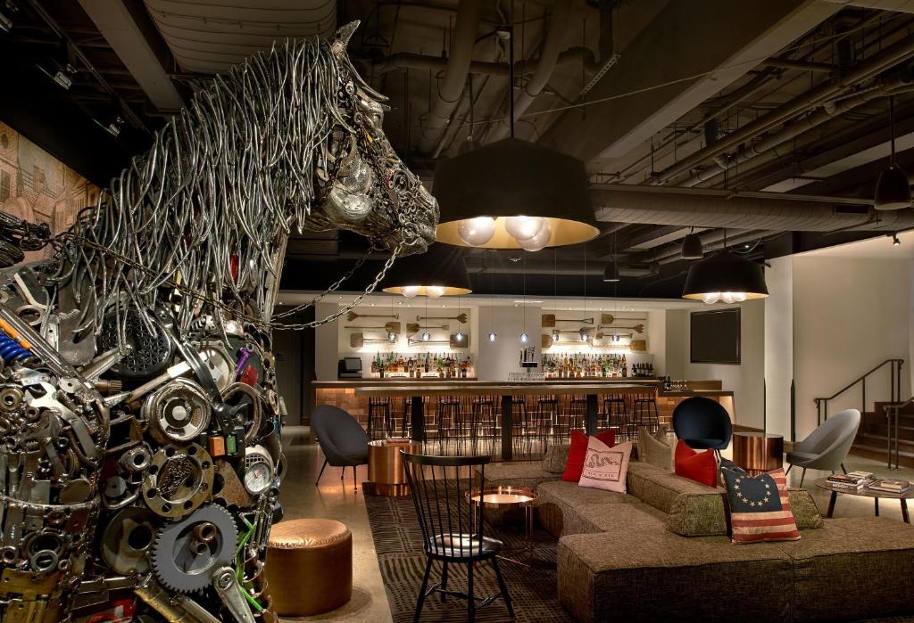 un salon avec une tête de cheval suspendue au plafond dans l'établissement Revere Hotel Boston Common, à Boston