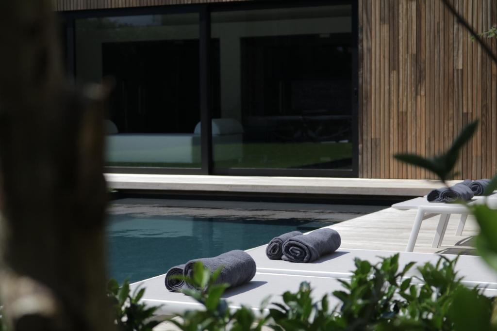 Bazén v ubytování B&B For 2-Wellness For 2 nebo v jeho okolí