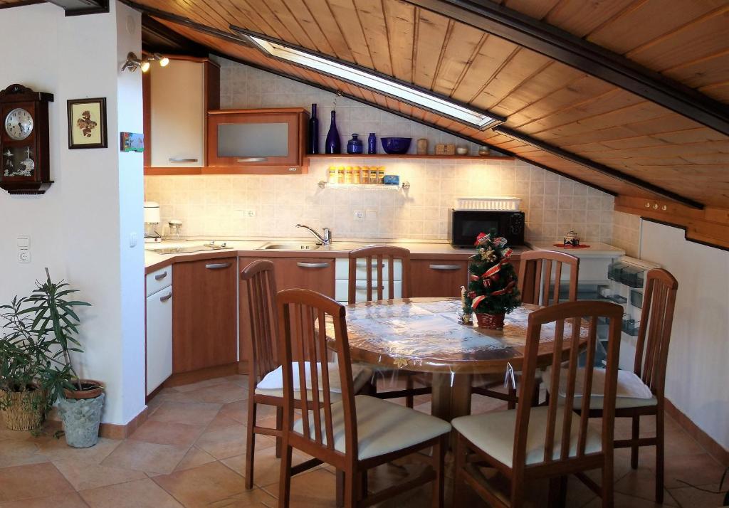 Kuchyň nebo kuchyňský kout v ubytování Apartment MaLa