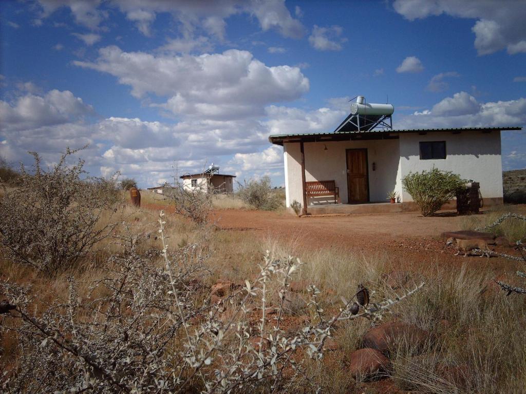 un pequeño edificio en medio de un campo en Capricorn Restcamp, en Rietoog