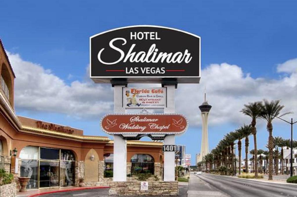 um sinal para um hotel shilghai usneys em Shalimar Hotel of Las Vegas em Las Vegas