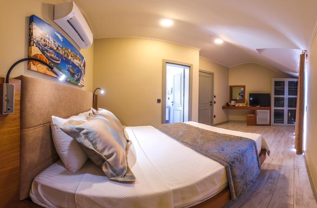 Postel nebo postele na pokoji v ubytování Göcek Centre Hotel
